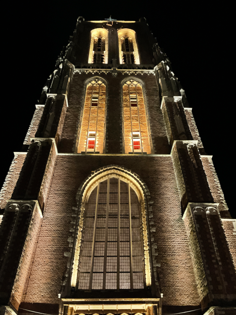 Verlichte grote toren en kerk in Gorinchem